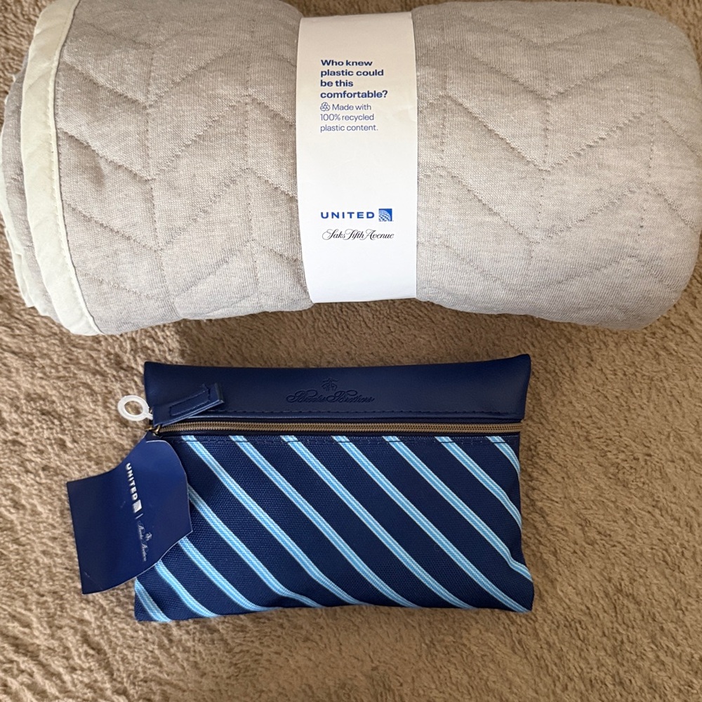 UNITED AIRLINES SAKS FIFTH AVENUE BLANKET FIRST CLASS THROW BROOKS BROTHERS BAG - Picture 4 of 8